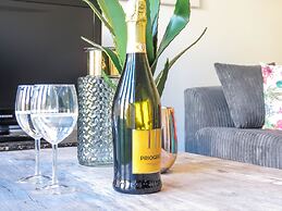 Tudors eSuites Birmingham House with Private Garden Free Parking