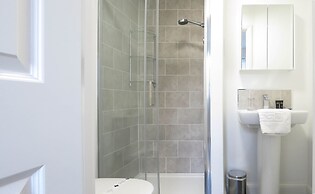 Tudors eSuites Birmingham House with Private Garden Free Parking