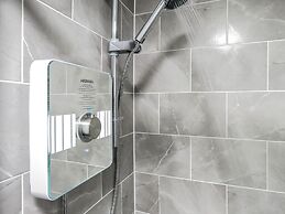 Tudors eSuites Birmingham House with Private Garden Free Parking