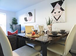 Tudors eSuites Birmingham House with Private Garden Free Parking