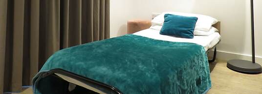 Tudors eSuites Birmingham House with Private Garden Free Parking