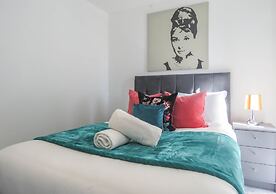 Tudors eSuites Birmingham House with Private Garden Free Parking