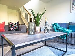 Tudors eSuites Birmingham House with Private Garden Free Parking