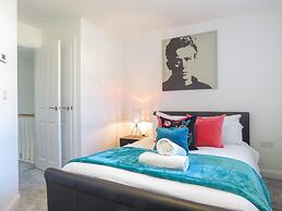 Tudors eSuites Birmingham House with Private Garden Free Parking