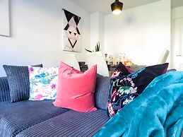 Tudors eSuites Birmingham House with Private Garden Free Parking