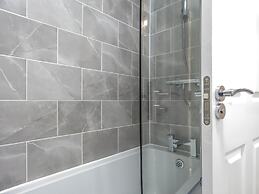 Tudors eSuites Birmingham House with Private Garden Free Parking
