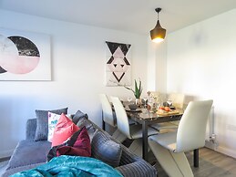 Tudors eSuites Birmingham House with Private Garden Free Parking