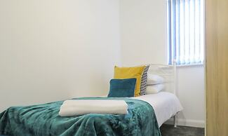 Tudors eSuites Birmingham House with Private Garden Free Parking