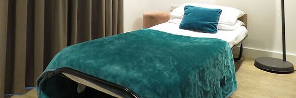 Tudors eSuites Birmingham House with Private Garden Free Parking