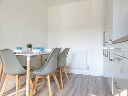 Tudors eSuites Birmingham House with Private Garden Free Parking