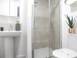 Tudors eSuites Birmingham House with Private Garden Free Parking