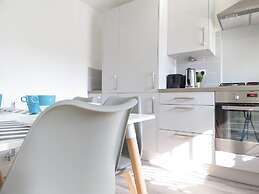 Tudors eSuites Birmingham House with Private Garden Free Parking