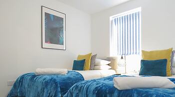 Tudors eSuites Birmingham House with Private Garden Free Parking