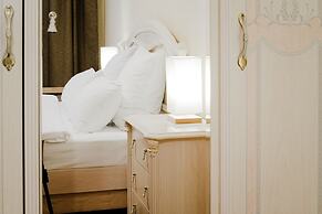 St.Pete Aparts White