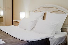 St.Pete Aparts White