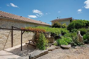 Courry Gem: Pool & Charm