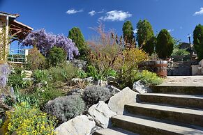 Courry Gem: Pool & Charm