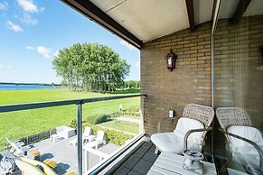 Cosy Holiday Home on Lake Veere
