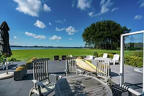 Cosy Holiday Home on Lake Veere