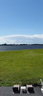 Cosy Holiday Home on Lake Veere