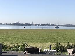 Cosy Holiday Home on Lake Veere