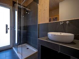 Welcoming Chalet With hot tub