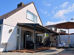 Lovely Holiday Home in Noordwijkerhout near Lake