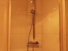 Spacious Holiday Home With Garden