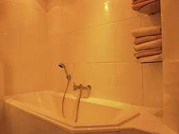 Spacious Holiday Home With Garden