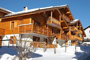Cozy Chalet Stay w/ Pool