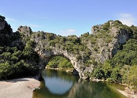 Saint-bres: Pool & Nature