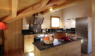 Alpien Chalet w/ Sauna
