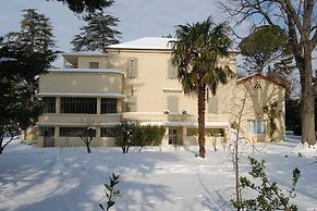 Villa in Valreas With Pool and Garden Views