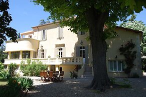 Villa in Valreas With Pool and Garden Views