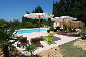 Villa in Valreas With Pool and Garden Views