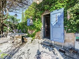 Cottage in Oppede Amidst Vineyards
