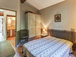 Cottage in Oppede Amidst Vineyards