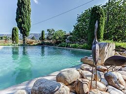 Cottage in Oppede Amidst Vineyards