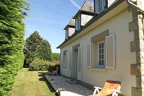 Charming Breton House in Henansal