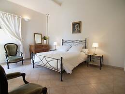 Villa in Campagnan With Pool and Vineyard Views