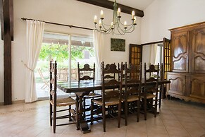 Villa in Campagnan With Pool and Vineyard Views