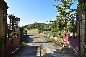 Peaceful Villa in Saint-jory