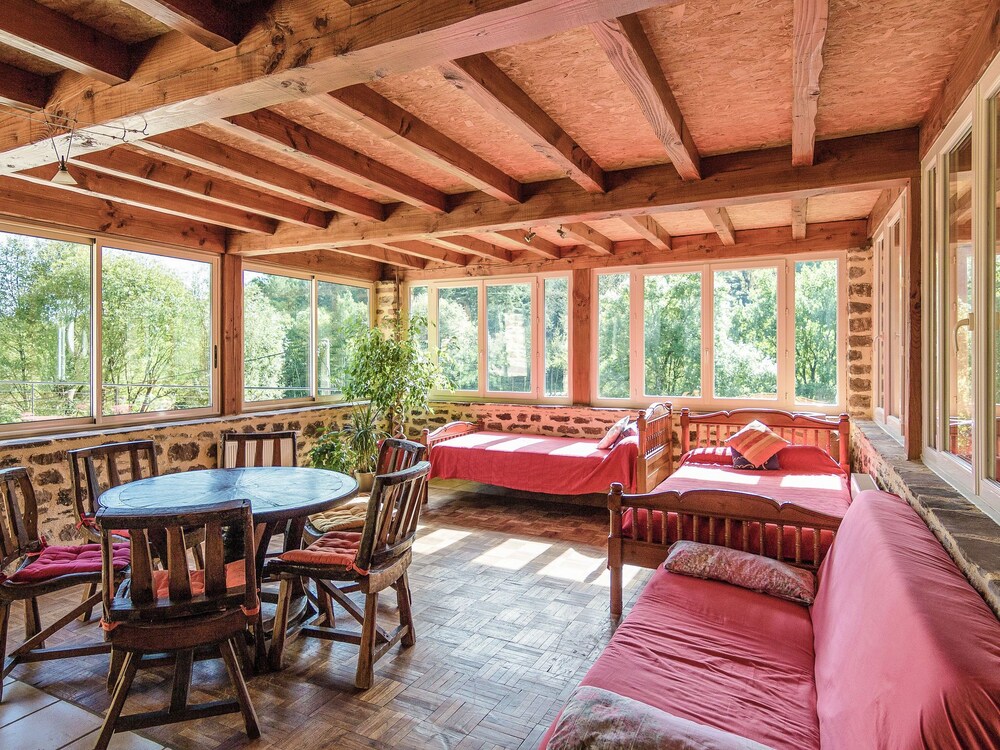 Villa With Pool & Views in Serilhac