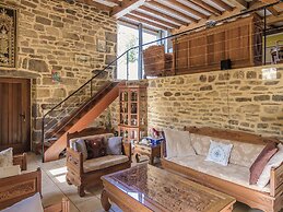 Villa With Pool & Views in Serilhac