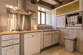 Villa With Pool & Views in Serilhac