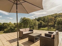 Villa With Pool & Views in Serilhac