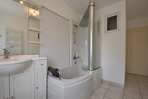 Home for 7 Guests in Plouvara