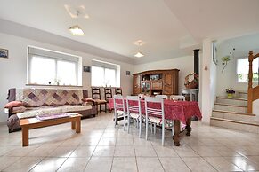 Home for 7 Guests in Plouvara