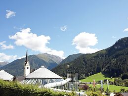 Holiday Home With Swimming Pool in Wald im Pinzgau