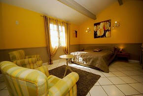 Holiday Home in Le Thor With Private Pool